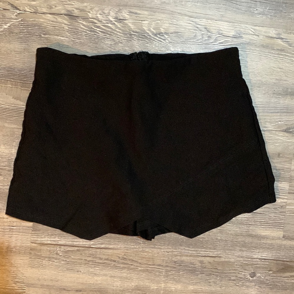 Gab Kate black cotton stretch skort with zippered back.